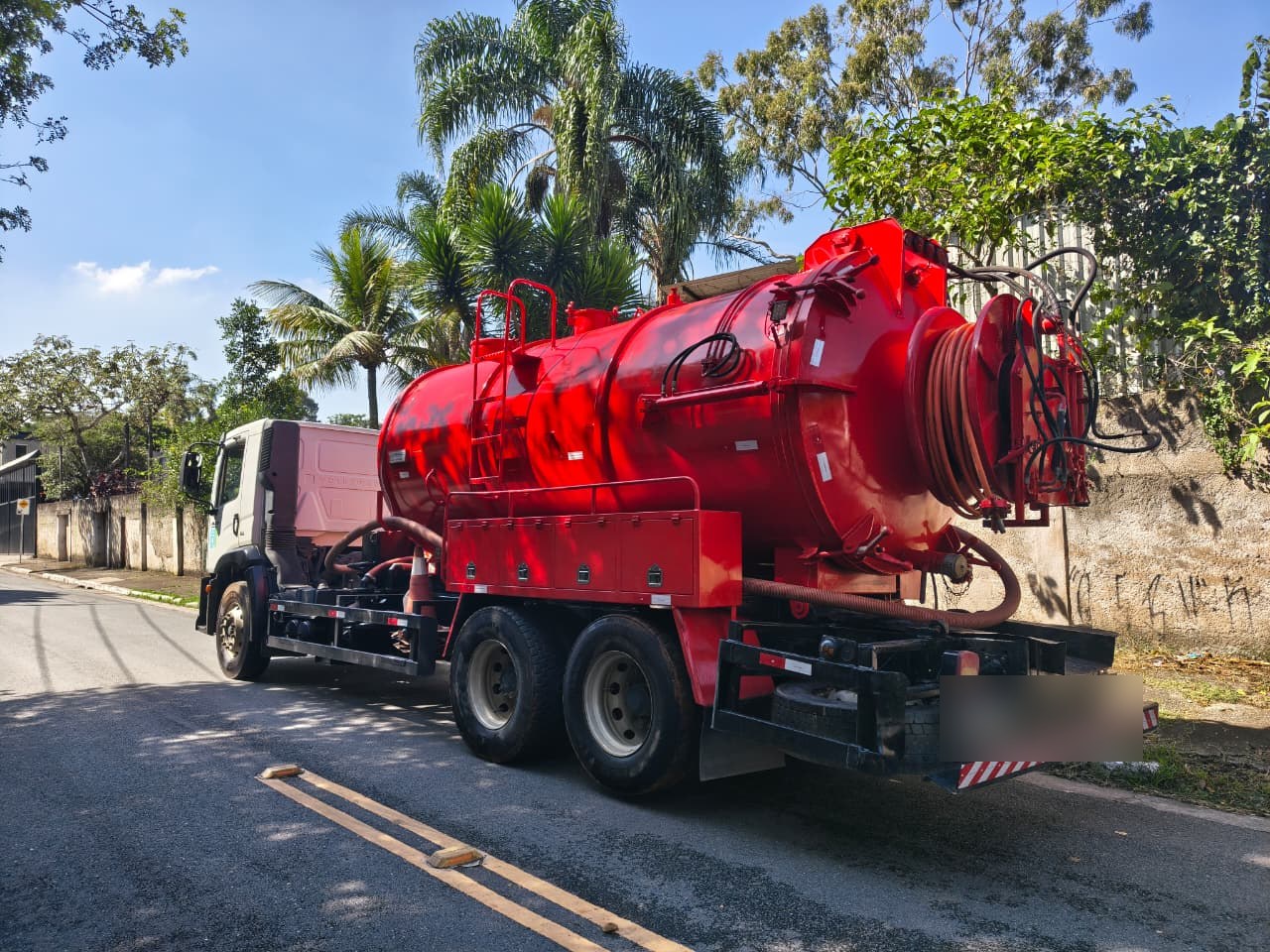 Caminhão auto-vácuo vermelho ALFA JET