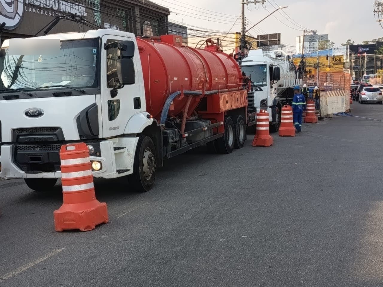 Caminhão ALFA JET em atendimento urbano