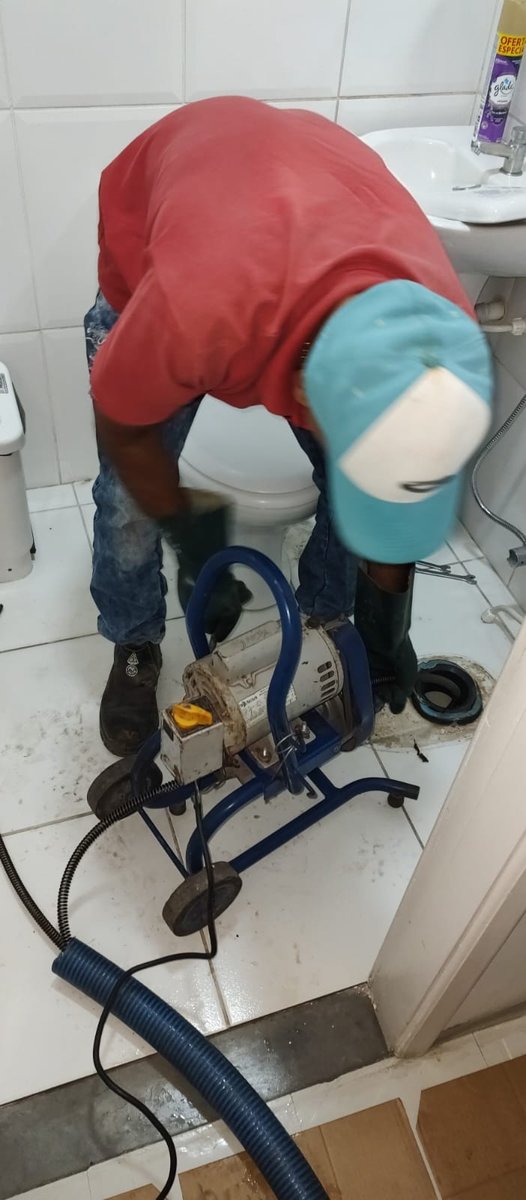 Técnico ALFA JET desentupindo vaso com máquina rotativa