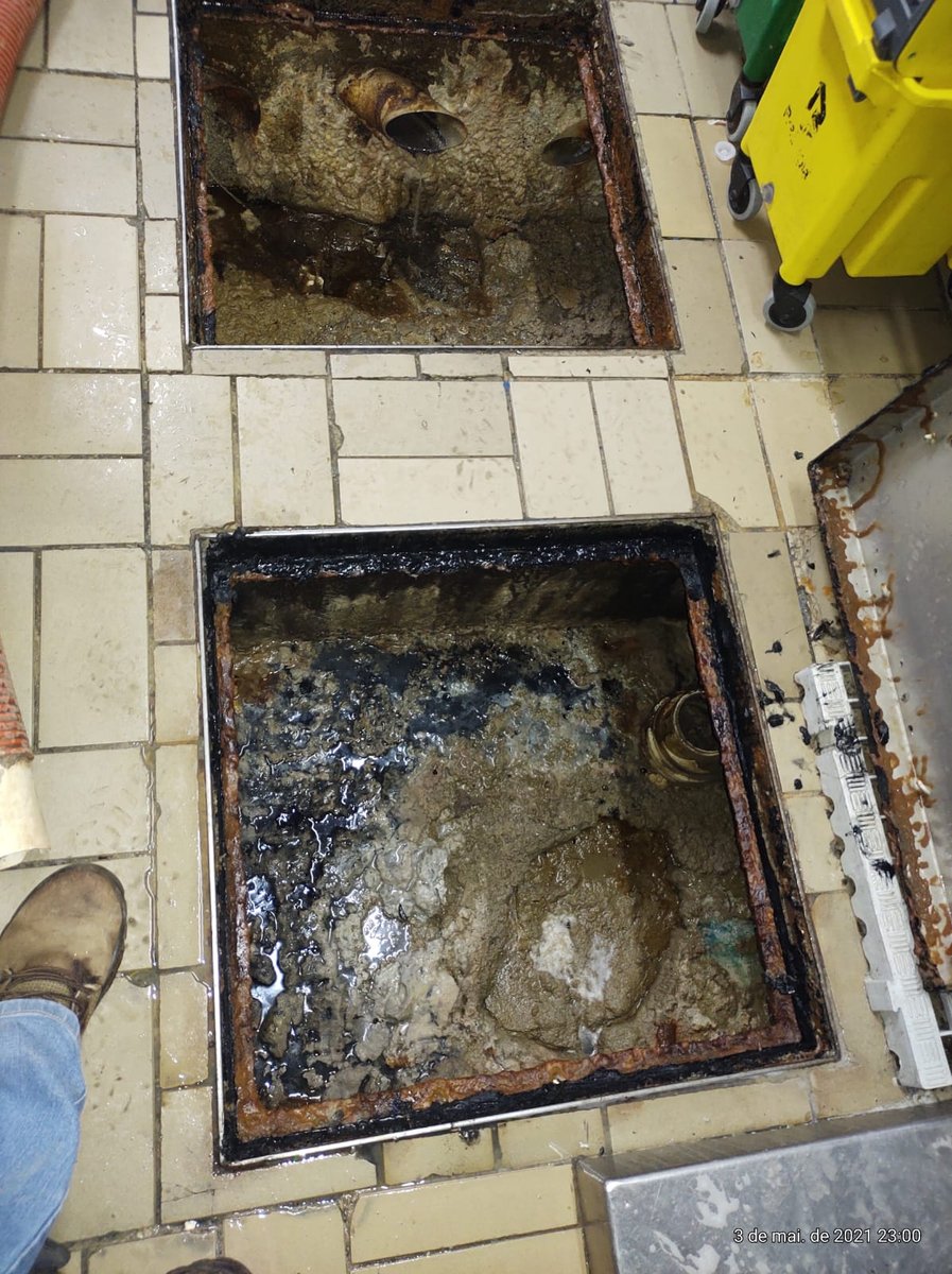 Caixas de gordura abertas para limpeza
