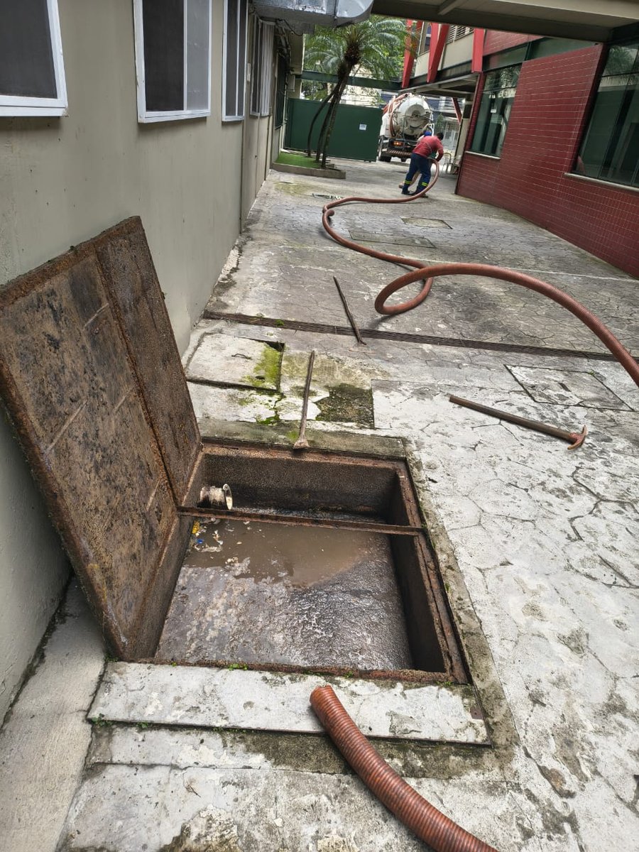 Atendimento em galeria predial com caminhão hidrojato